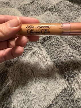 Too Faced Glamour Gloss Champagne Room